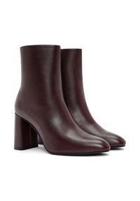 Bordeaux leren enkelboots met een gladde afwerking, spitse neuzen en blokhakken. De zool is zwart met een licht gestructureerd oppervlak.
