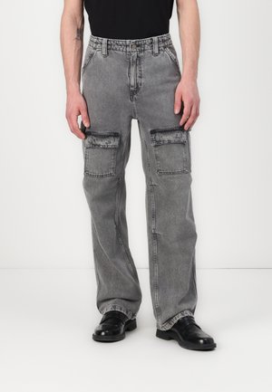 Cargo bukser i falmet grå denim, med afslappet pasform, flere frontlommer og lige ben-design. Bæltestropper i taljen, glat tekstur.