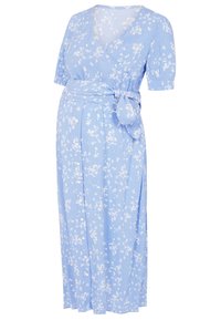 Světlá modrá květinová zavinovací šaty s krátkými rukávy, šňůrkou v pase a splývavou sukní. Vyrobeno z hebkého materiálu s lehkou texturou.