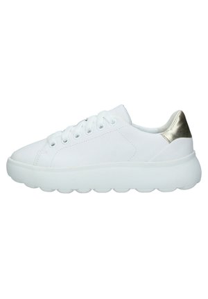 Witte lage sneaker met dikke zool en metallic gouden hielstuk, voorzien van vetersluiting en een glad leren bovenwerk.