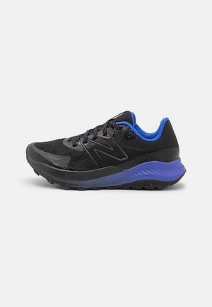 Zwarte en blauwe atletische hardloopschoen met mesh bovenwerk, gevoerde zool en vetersluiting, zijaanzicht op witte achtergrond.