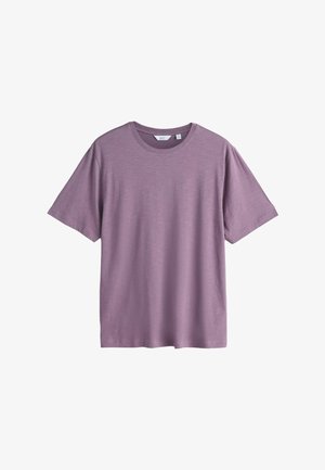 Weiches, lila Baumwoll-T-Shirt mit Rundhalsausschnitt und kurzen Ärmeln in entspannter Passform, auf weißem Hintergrund dargestellt.