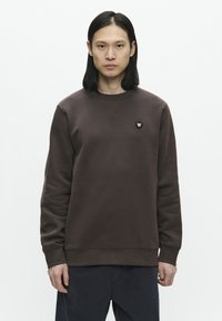Bruine sweatshirt in een zachte katoenmix, met een ronde hals, lange mouwen en een klein zwart logo op de borst. Textuurstof.