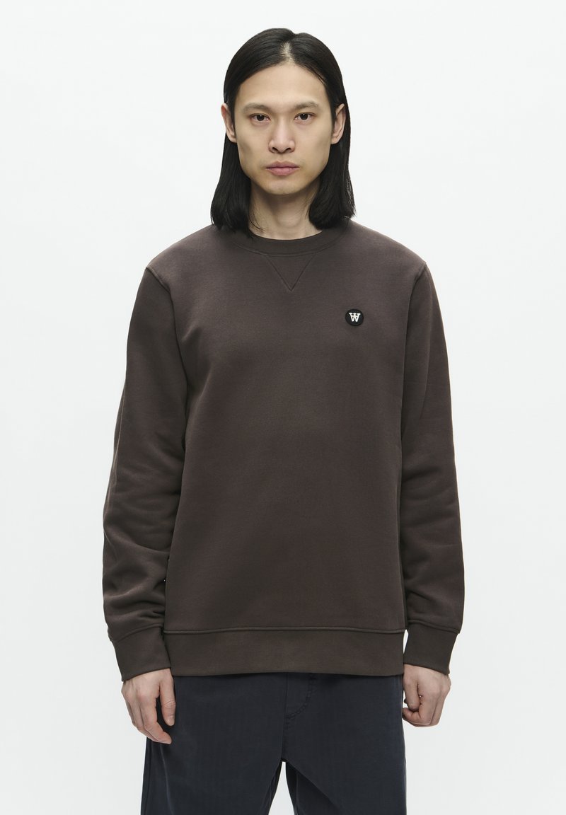 Bruine sweatshirt in een zachte katoenmix, met een ronde hals, lange mouwen en een klein zwart logo op de borst. Textuurstof.