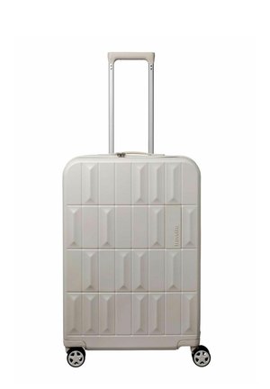 Valigia rigida bianca con motivo a quadrati testurizzati, maniglia estraibile estesa e quattro ruote nere su sfondo bianco.