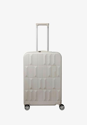 Weißer Hartschalenkoffer mit strukturiertem Quadratmuster, ausgezogener Teleskopgriff und vier schwarzen Rollen vor weißem Hintergrund.