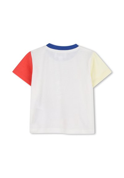 T-shirt à manches courtes avec un corps blanc, une manche gauche rouge, une manche droite jaune et un col bleu. Confectionné en tissu lisse, design simple.
