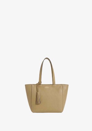 Sac fourre-tout en cuir beige avec deux bandoulières et un gland décoratif suspendu à l'une des bandoulières.