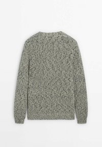 Pull en gris avec un motif en tricot texturé, encolure ronde et manches longues. Poignets et ourlet côtelés. Pas de fermetures ou d'embellissements visibles.