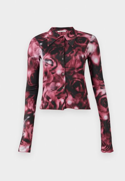 Langärmeliges, kragenloses Hemd mit einem rosa und schwarzen Blumenmuster. Aus leichtem, glattem Stoff gefertigt mit Knopfverschluss. Kürzer geschnittenes Design.