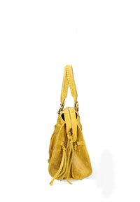 Borsa a mano in pelle gialla con manico intrecciato, due tasche laterali e dettagli con frange. Superficie testurizzata e chiusura con zip superiore.