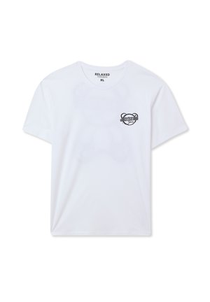 T-shirt bianco in cotone con vestibilità comoda, caratterizzato da un piccolo logo di un orso nero e testo nella parte sinistra del petto. Maniche corte e collo rotondo.
