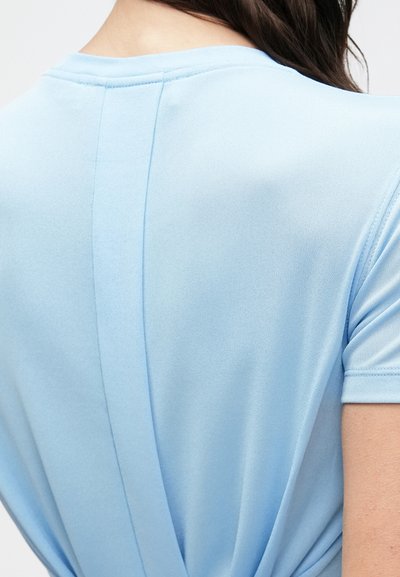 Svetlomodré tričko s okrúhlym výstrihom a krátkymi rukávmi, s jemným záhybom na zadnej strane a hladkou, mäkkou textúrou látky.