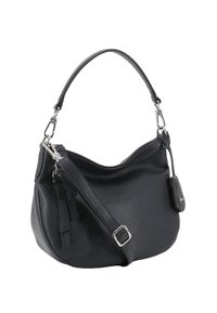 Schwarze Ledertasche mit genarbter Struktur, geschwungener Form, kurzem Schulterriemen und einem dekorativen Anhänger, ausgestattet mit silberfarbenen Metallteilen.