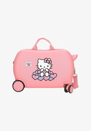 Maleta infantil de color rosa con diseño de Hello Kitty, decoración de corazones, asa superior y cuatro ruedas, incluyendo dos ruedas delanteras giratorias.