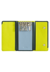 Porte-clés en cuir coloré ; comporte des panneaux jaunes vifs, une section bleue avec quincaillerie en argent et une fermeture à pression.