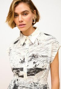 Next SHORT SLEEVE - REGULAR FIT - Bluse - sketched black white print