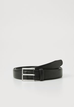 Zwarte leren riem met een zilveren rechthoekige gesp en een gladde afwerking, met een enkele lus om de lengte van de band aan te passen.