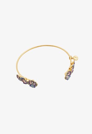 Złota bransoletka typu open cuff z małymi, wielokolorowymi kwiatkami z emalii oraz okrągłym złotym zawieszonym przy zapięciu charmsem.