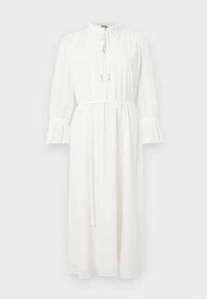 Biele šaty s dlhými rukávmi, vysokým výstrihom a viazaním. Majú riasené manžety a opasok v páse, vyrobené z ľahkej, prúdiacej látky.