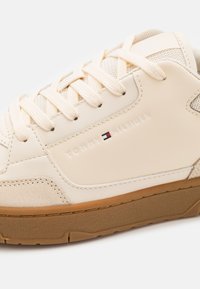 Tommy Hilfiger BASKET CORE LTH MIX ESS - Sneakers basse - calico