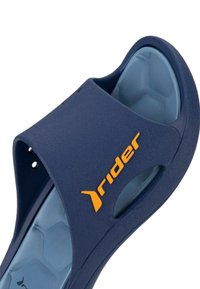 Infradito blu navy con una parte superiore testurizzata, apertura sulla punta e un plantare imbottito di un blu chiaro. Presenta un logo arancione "rider" sulla cinghia.