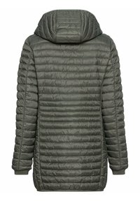 Gewatteerde groene jas met een capuchon, voorzien van verticale stiksels, geribbelde manchetten en een gladde, glanzende textuur. Achteraanzicht toont de lengte.