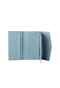 Portafoglio in pelle azzurro chiaro, con finitura testurizzata, dotato di diverse fessure per schede e di un compartimento per banconote, caratterizzato da una chiusura a scatto laterale.