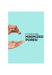 Une main tenant un compte-gouttes libérant du sérum sur le bout du doigt d'une autre main avec un texte mentionnant la réduction visible des pores en 1 semaine.