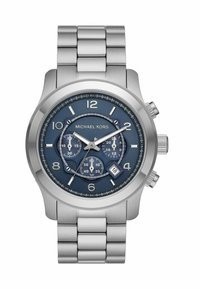 Reloj cronógrafo para hombre con dial azul, caja y pulsera de acero inoxidable plateado, grandes números arábigos y display de fecha a las 6 en punto.