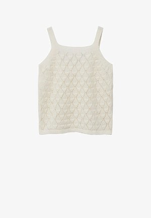 Top a canotta lavorato a maglia color crema con motivo a rombi traforati e spalline larghe su sfondo bianco.