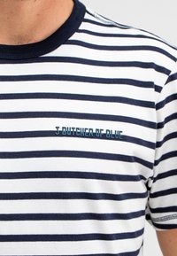 Marineblau- und weiße gestreifte Baumwoll-T-Shirt mit Rundhalsausschnitt und besticktem Text "J BUTCHER OF BLUE" auf der Brust, kurze Ärmel.