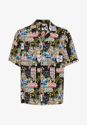 Camisa de manga corta negra con un patrón colorido de edificios, hojas y olas en tonos rosa, verde, azul y amarillo.