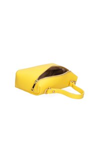 Sac en cuir jaune avec une ouverture zippée, forme rectangulaire, surface texturée et une bandoulière amovible. L'intérieur est de couleur beige.