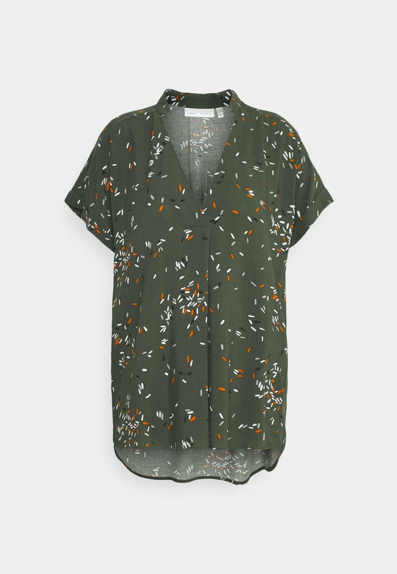 Blouse vert foncé à manches courtes avec un col en V, présentant un imprimé de traits blancs et orange dispersés et un ourlet légèrement courbé.