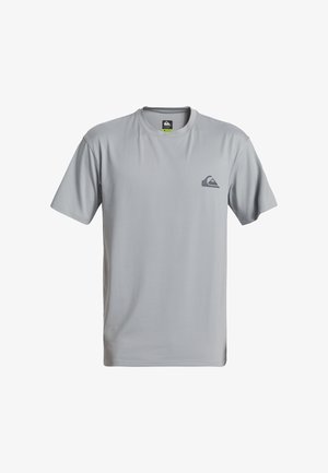 Světlě šedé tričko s krátkými rukávy a kulatým výstřihem, s malým tmavě šedým logem na levé straně hrudi.