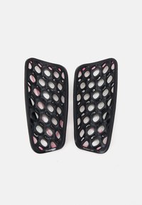 Parastinchi sportivi neri con un design in rete testurizzata, caratterizzati da ampie aperture ovali e accenti rosa per una maggiore traspirabilità e comfort.