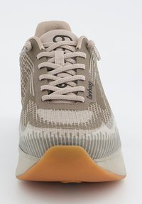 Beige Sport Schuh mit strukturiertem Mesh-Obermaterial, gemusterten Seiten und runden Schnürsenkeln. Verfügt über eine leichte Sohle mit einer kontrastierenden Gummisohle.