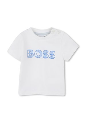 Witte katoenen t-shirt met korte mouwen, voorzien van een blauwe "BOSS"-logo met een gestreept ontwerp. Twee drukknoopjes op de schouder voor eenvoudig aan- en uittrekken.