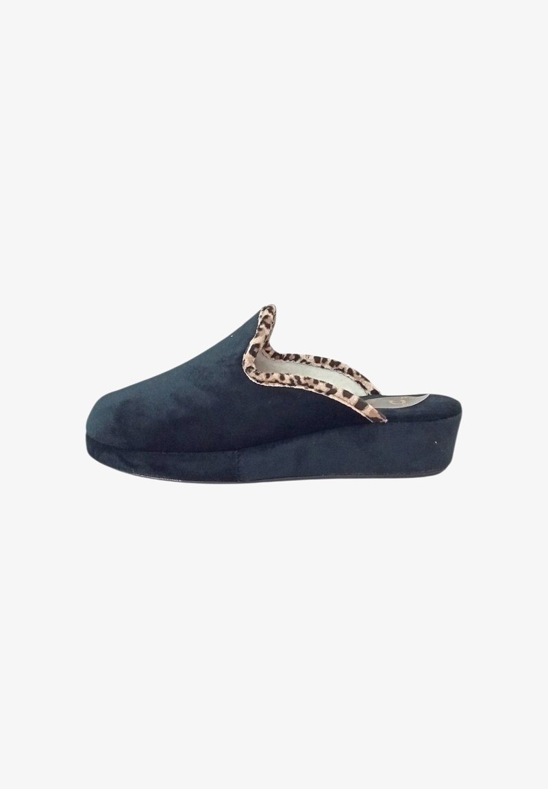 Zoccoli in suede blu scuro con rifinitura a stampa leopardata, dotati di una leggera piattaforma elevata e design aperto sul retro. Texture morbida.