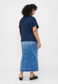 Tommy Hilfiger Curve BUTTON TEE - T-shirts med print - dark night navy