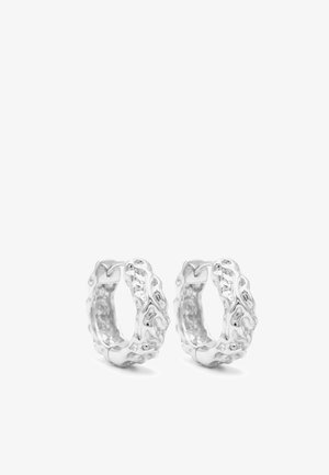 Paire de boucles d'oreilles créoles épaisses en argent avec une surface irrégulière texturée et une finition brillante et polie.