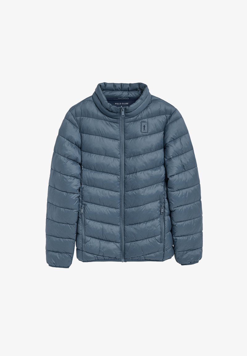 Vadderad jacka i dämpad marinblå, med hög krage, vertikal quiltad design, framdragkedja och dragkedjefickor på sidorna. Slät textur.