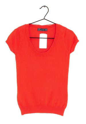 Rood kort mouwtrui met een ronde hals en een geribbelde zoom. Glad textuur, schoon ontwerp en een wit prijslabel vastgemaakt.