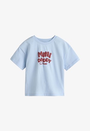 Lyseblå børne-t-shirt med korte ærmer med rød tekst "MINI DADDY CLUB" og et lille smilende ansigt under teksten.