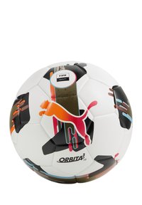 Pallone da calcio bianco con schizzi neri e colorati, con una prominente silhouette di un gatto arancione e etichetta FIFA Quality. Superficie texturizzata, 32 pannelli.