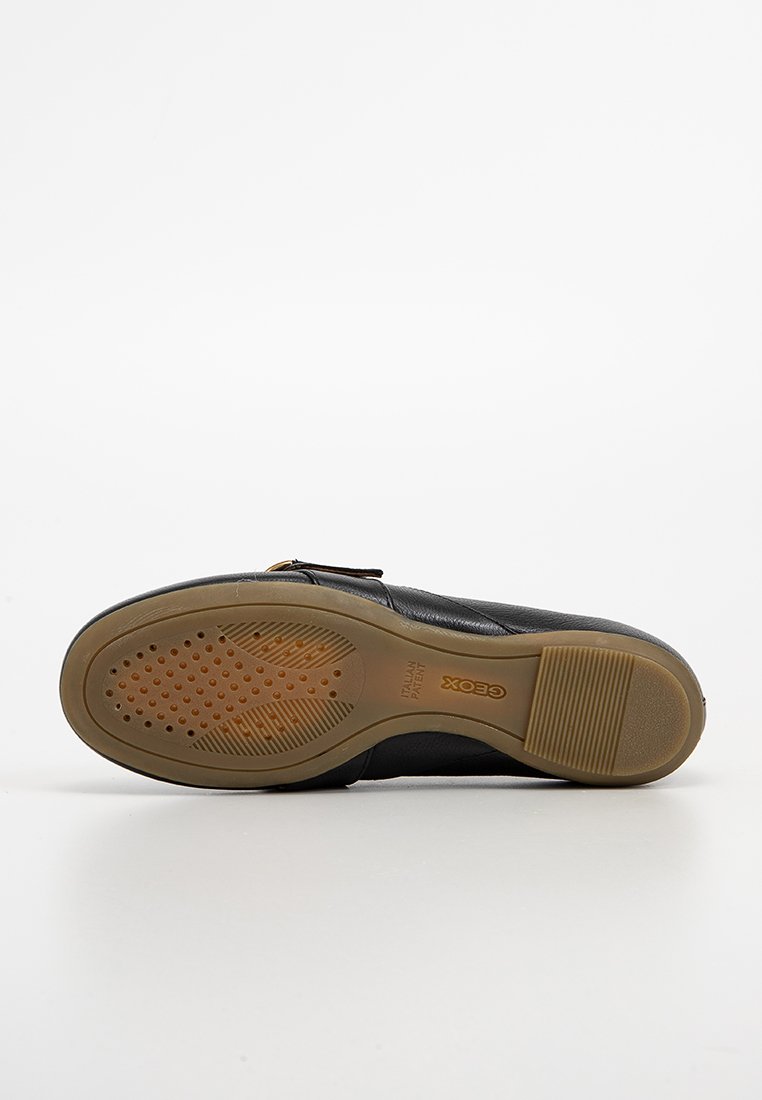 Czarna skórzana obuwie z teksturowaną cholewką, gumową podeszwą z wzorem zapewniającym przyczepność i bocznym zamkiem. Okrągły nos i minimalistyczny design.