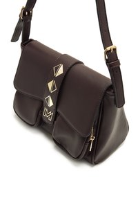 Borsa a tracolla in pelle marrone con chiusura a patta, dettagli triangolari dorati e zip laterale. Presenta una tracolla regolabile per un trasporto versatile.