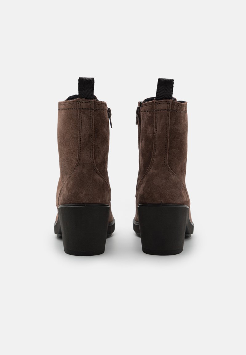 Ein Paar braune Wildleder-Stiefeletten mit schwarzen Blockabsätzen und Laschen, von hinten auf einem weißen Hintergrund gezeigt.