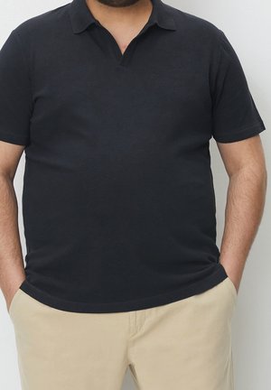 Zwarte poloshirt van katoen, met een korte kraag en korte mouwen. De stof heeft een gladde textuur met subtiele stiksels.